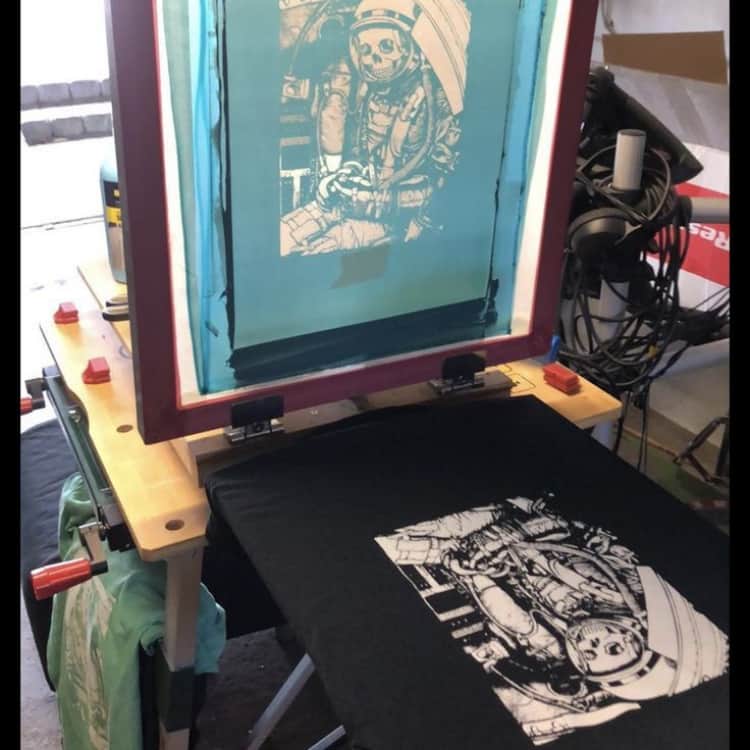 Why White Plastisol Ink Cracks After Washing (And How German Print Shops Fix It)